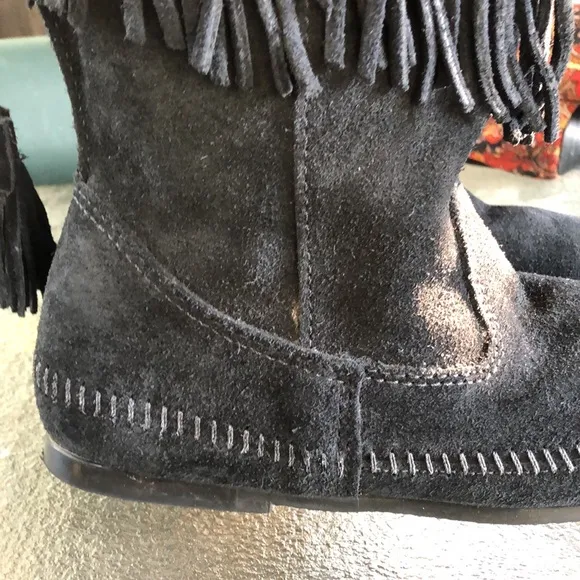 🛍️ MINNETONKA Black Suede Fringed Tasseled Boots