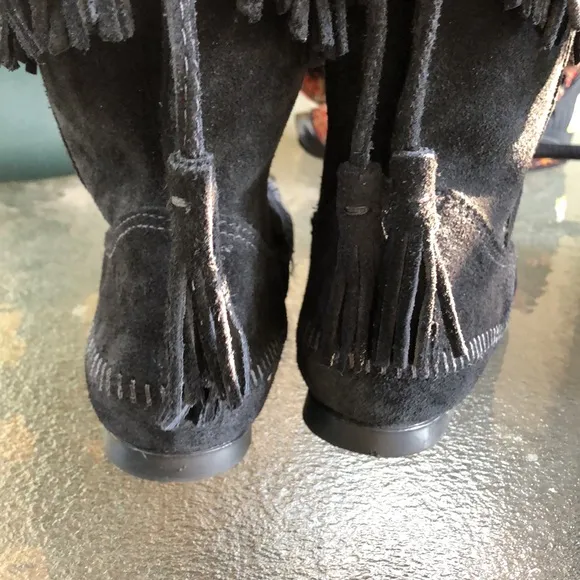 🛍️ MINNETONKA Black Suede Fringed Tasseled Boots