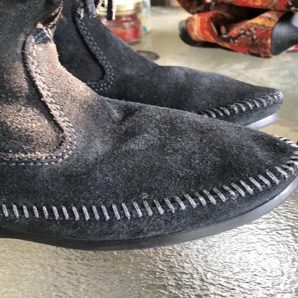 🛍️ MINNETONKA Black Suede Fringed Tasseled Boots
