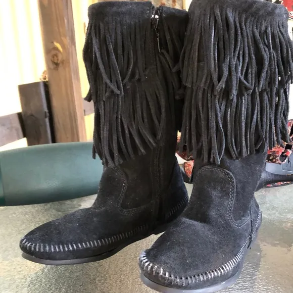 🛍️ MINNETONKA Black Suede Fringed Tasseled Boots