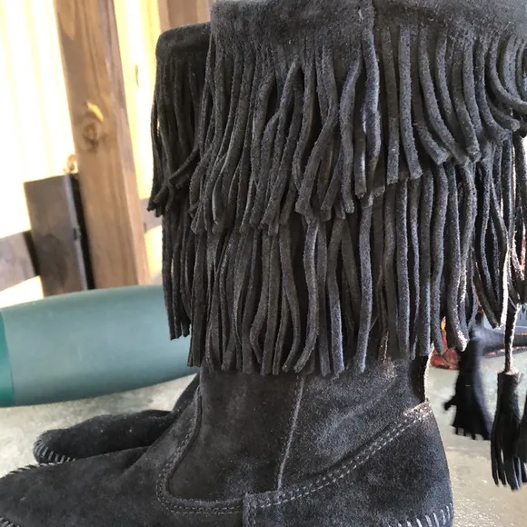 🛍️ MINNETONKA Black Suede Fringed Tasseled Boots