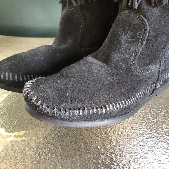 🛍️ MINNETONKA Black Suede Fringed Tasseled Boots