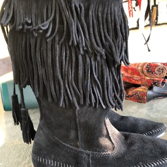 🛍️ MINNETONKA Black Suede Fringed Tasseled Boots