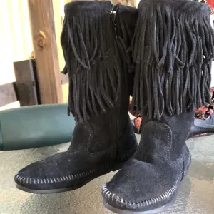 🛍️ MINNETONKA Black Suede Fringed Tasseled Boots