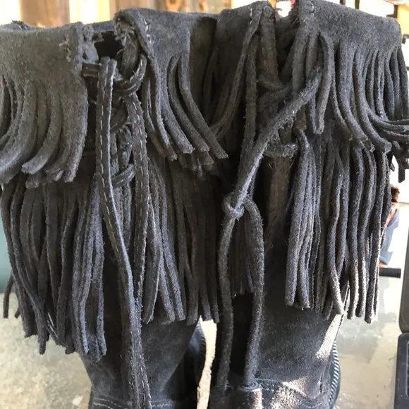 🛍️ MINNETONKA Black Suede Fringed Tasseled Boots