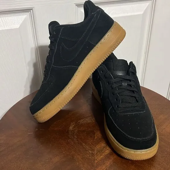 🔥🔥 NIKE Air Force 1 Black Gum Suede Sneakers - Men Sz 6.5  EXCELLENT Condition