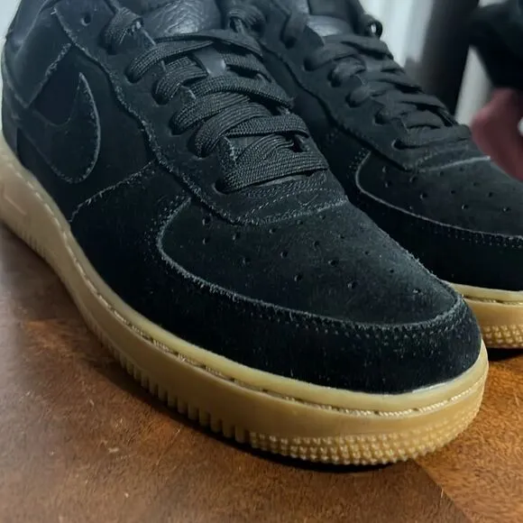 🔥🔥 NIKE Air Force 1 Black Gum Suede Sneakers - Men Sz 6.5  EXCELLENT Condition