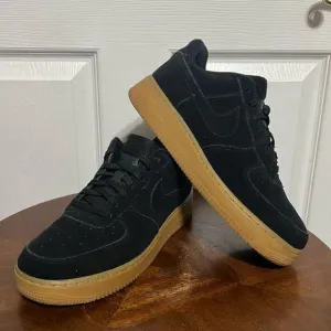 🔥🔥 NIKE Air Force 1 Black Gum Suede Sneakers - Men Sz 6.5  EXCELLENT Condition