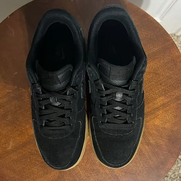 🔥🔥 NIKE Air Force 1 Black Gum Suede Sneakers - Men Sz 6.5  EXCELLENT Condition