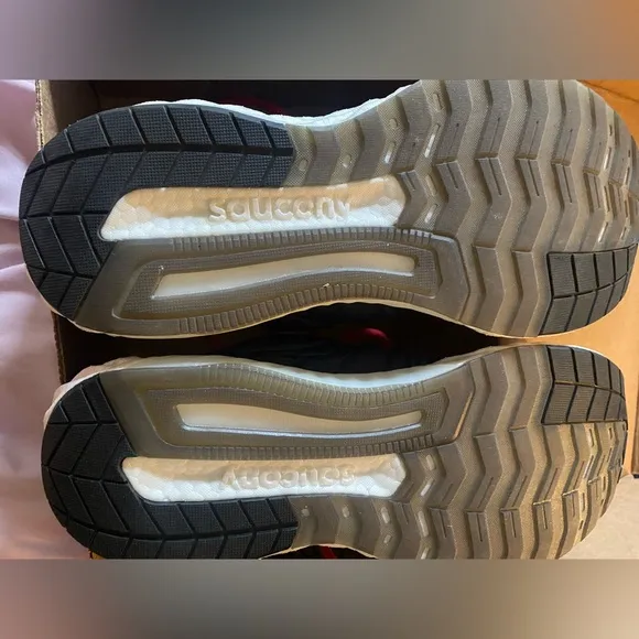 🆕 SAUCONY Hurricane 22 Mens Running Shoes with Breathable Mesh in Mens size 11.5
