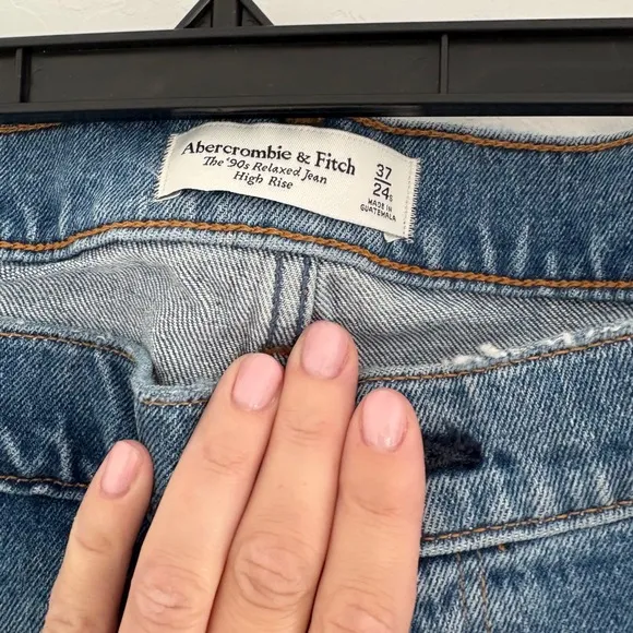 Abercrombie &amp; Fitch The 90s Relaxed High Rise Jeans Light Wash Size 37 24S