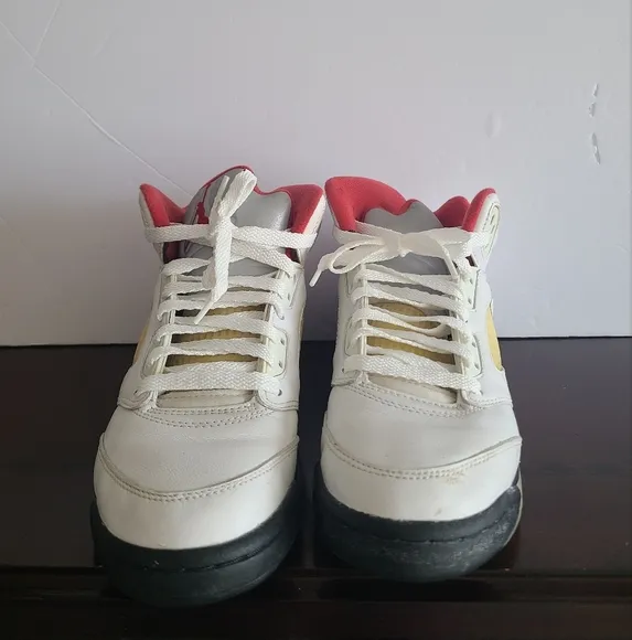 Air Jordan 5 Retro &quot;Fire Red&quot;boy's sneakers Sz.5.5Y 2019