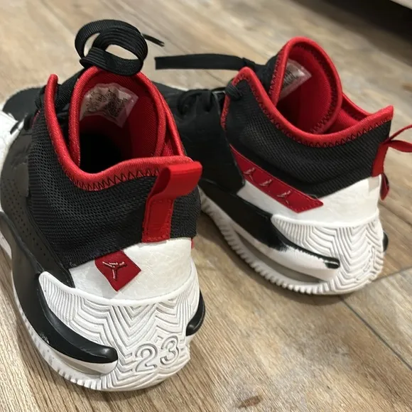 Air Jordan Boys Size 5.5 basketball shoes