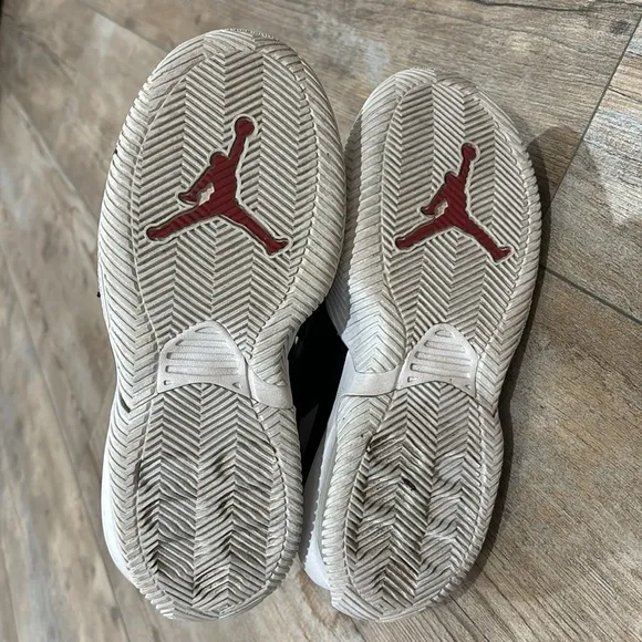 Air Jordan Boys Size 5.5 basketball shoes