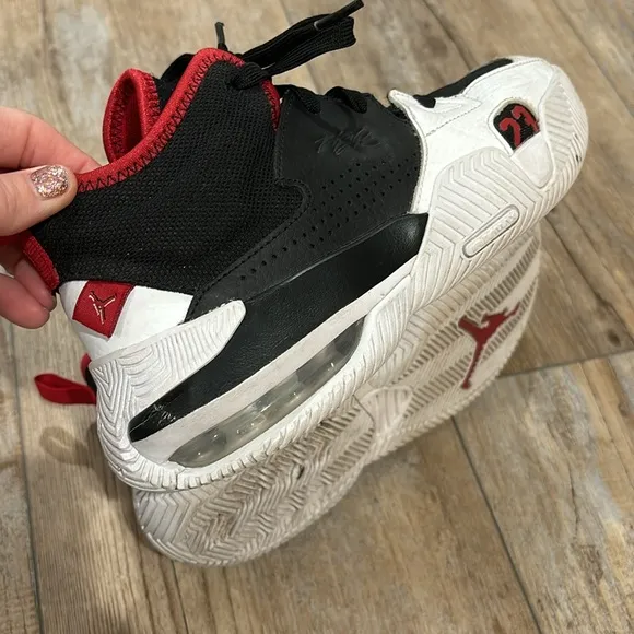 Air Jordan Boys Size 5.5 basketball shoes