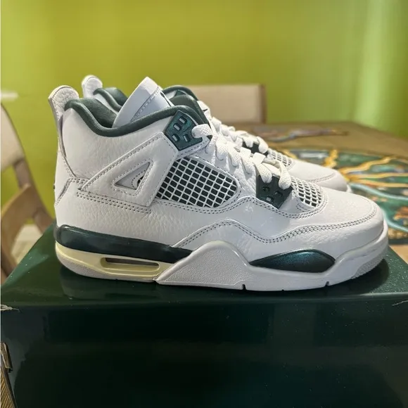 Air Jordan Retro 4 Green and White Sneakers Classic Low-Top Design