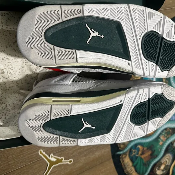Air Jordan Retro 4 Green and White Sneakers Classic Low-Top Design