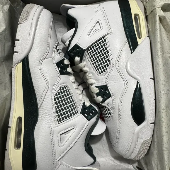 Air Jordan Retro 4 Green and White Sneakers Classic Low-Top Design