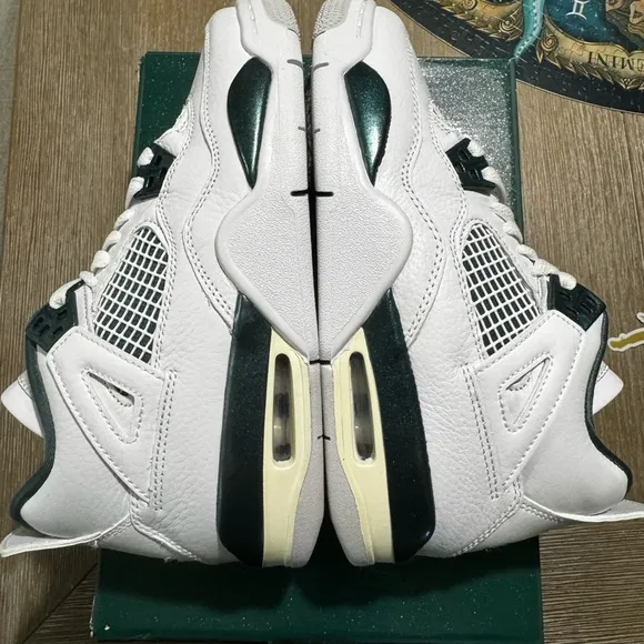 Air Jordan Retro 4 Green and White Sneakers Classic Low-Top Design