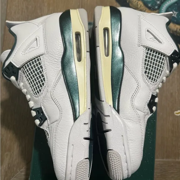 Air Jordan Retro 4 Green and White Sneakers Classic Low-Top Design