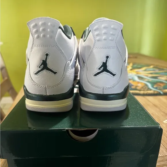 Air Jordan Retro 4 Green and White Sneakers Classic Low-Top Design
