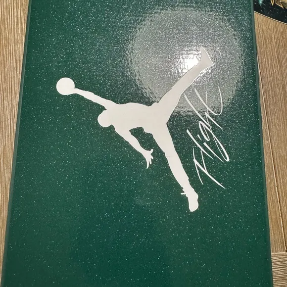 Air Jordan Retro 4 Green and White Sneakers Classic Low-Top Design