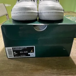 Air Jordan Retro 4 Green and White Sneakers Classic Low-Top Design