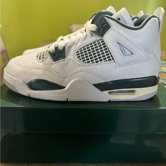 Air Jordan Retro 4 Green and White Sneakers Classic Low-Top Design