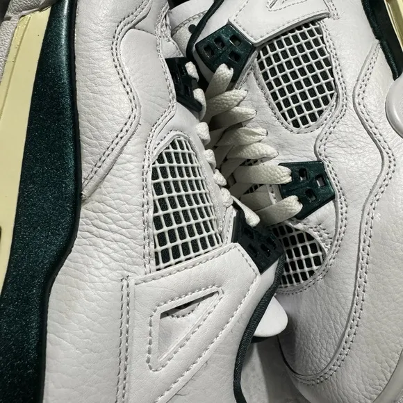 Air Jordan Retro 4 Green and White Sneakers Classic Low-Top Design
