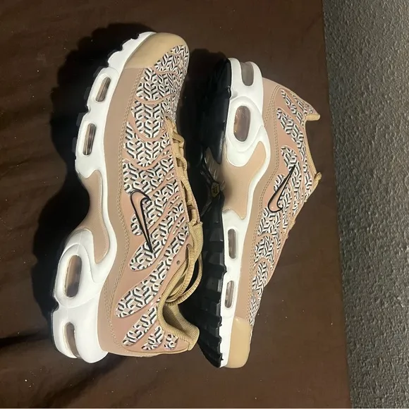 Air Max Plus United in Victory Women size 10 fits men size 8.5 Authentic