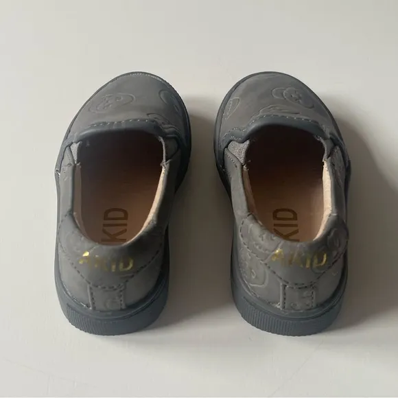 Akid Kids Unisex Gray Leather Skull Slip-On Shoes - Size 5