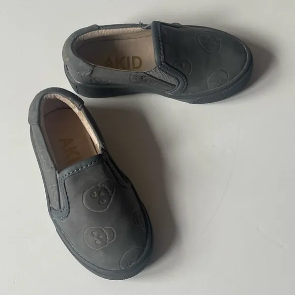 Akid Kids Unisex Gray Leather Skull Slip-On Shoes - Size 5