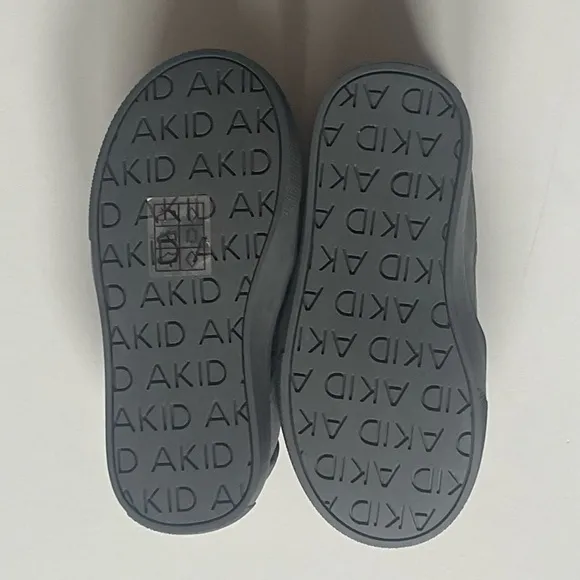 Akid Kids Unisex Gray Leather Skull Slip-On Shoes - Size 5