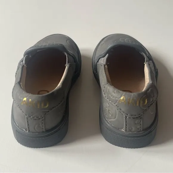 Akid Kids Unisex Gray Leather Skull Slip-On Shoes - Size 5