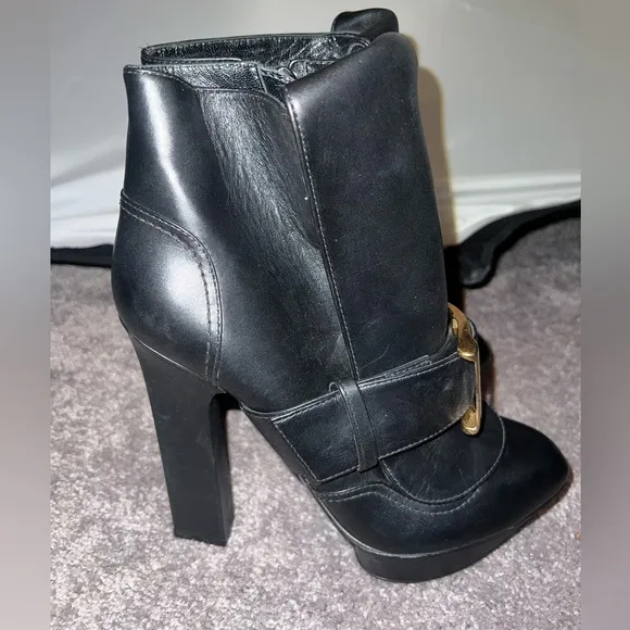 Alexander McQueen size 10 NWOB Elegant Black Leather Ankle Boots