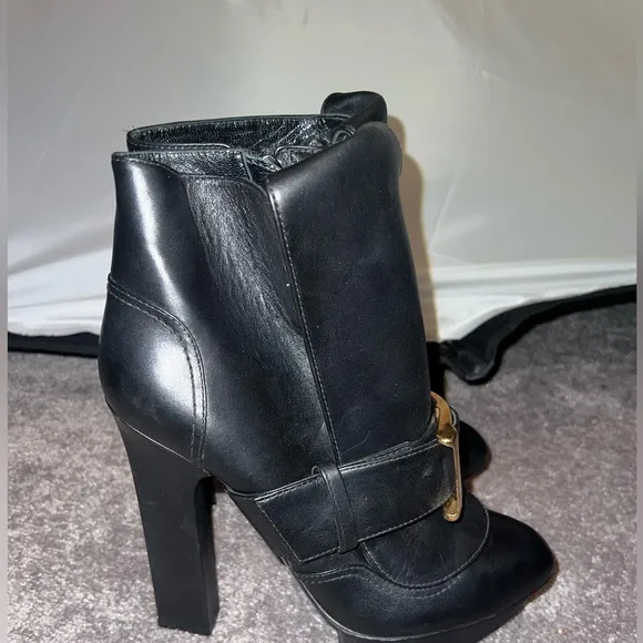 Alexander McQueen size 10 NWOB Elegant Black Leather Ankle Boots
