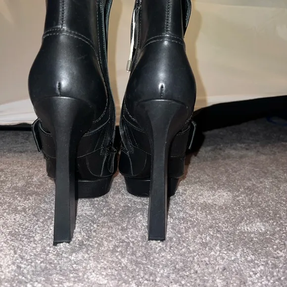Alexander McQueen size 10 NWOB Elegant Black Leather Ankle Boots
