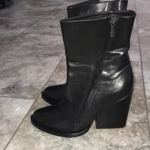 &amp; OTHER STORIES BLACK REAL GENUINE SOFT LEATHER SIDE ZIPPER BOOTS WORN 1X