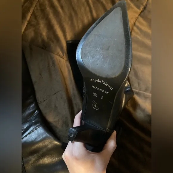 Angela Falconi, size 6.5, beautiful black leather boots, made in Italy.