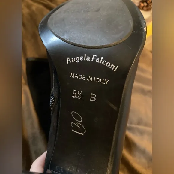 Angela Falconi, size 6.5, beautiful black leather boots, made in Italy.