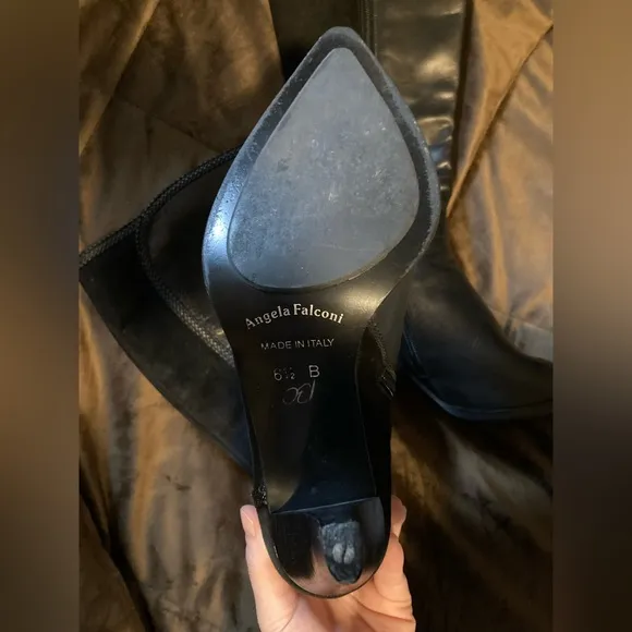 Angela Falconi, size 6.5, beautiful black leather boots, made in Italy.
