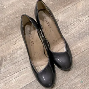 Anyi Lu | black patent leather heels