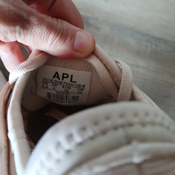 APL Techloom Phanton Sneakers in Cream. Size 8.5