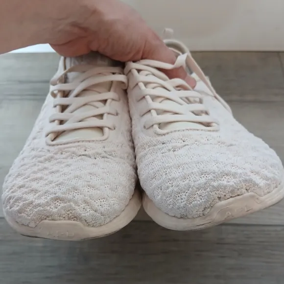 APL Techloom Phanton Sneakers in Cream. Size 8.5