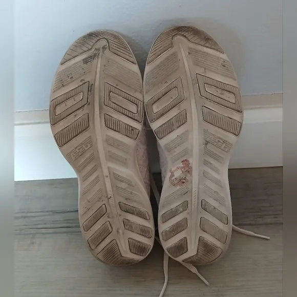 APL Techloom Phanton Sneakers in Cream. Size 8.5