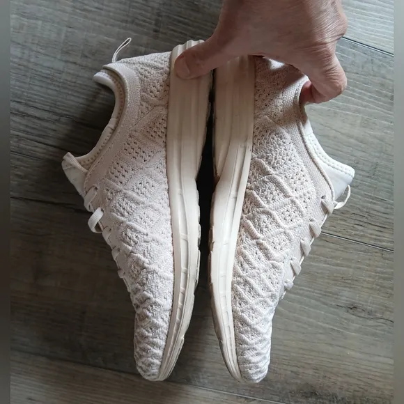 APL Techloom Phanton Sneakers in Cream. Size 8.5