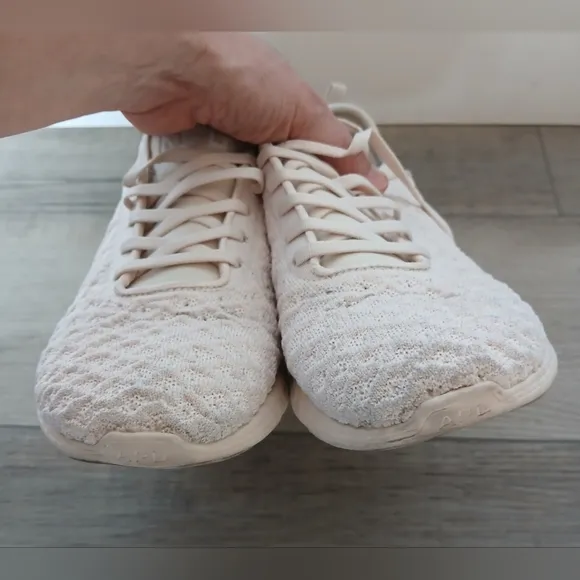 APL Techloom Phanton Sneakers in Cream. Size 8.5