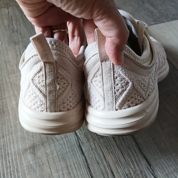 APL Techloom Phanton Sneakers in Cream. Size 8.5