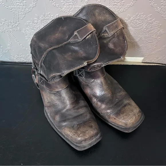 Ariat brown leather beautifully worn broken in boots 11D low profile