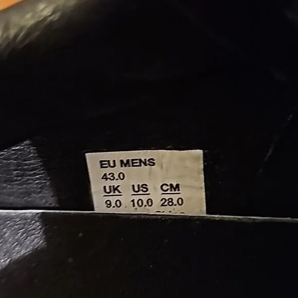 ARTICLE NO. Sneakers - Size 10